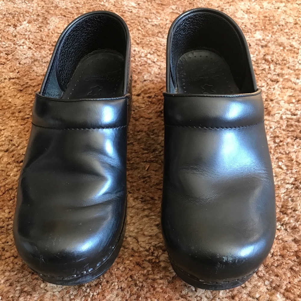 Dansko 38 black leather clogs size 7 1/2